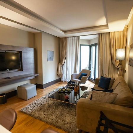Gray Boutique Hotel الدار البيضاء المظهر الخارجي الصورة A living room in a hotel suite