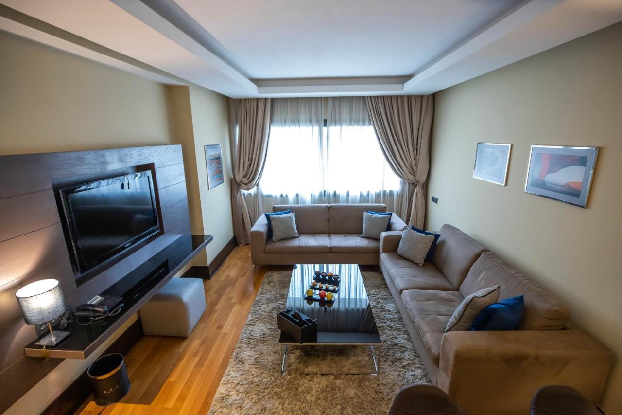 Gray Boutique Hotel الدار البيضاء المظهر الخارجي الصورة A living room in a hotel suite