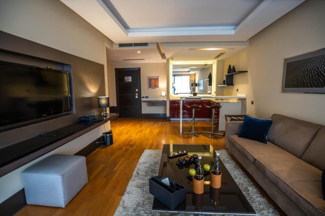 Gray Boutique Hotel الدار البيضاء المظهر الخارجي الصورة A living room in a hotel suite