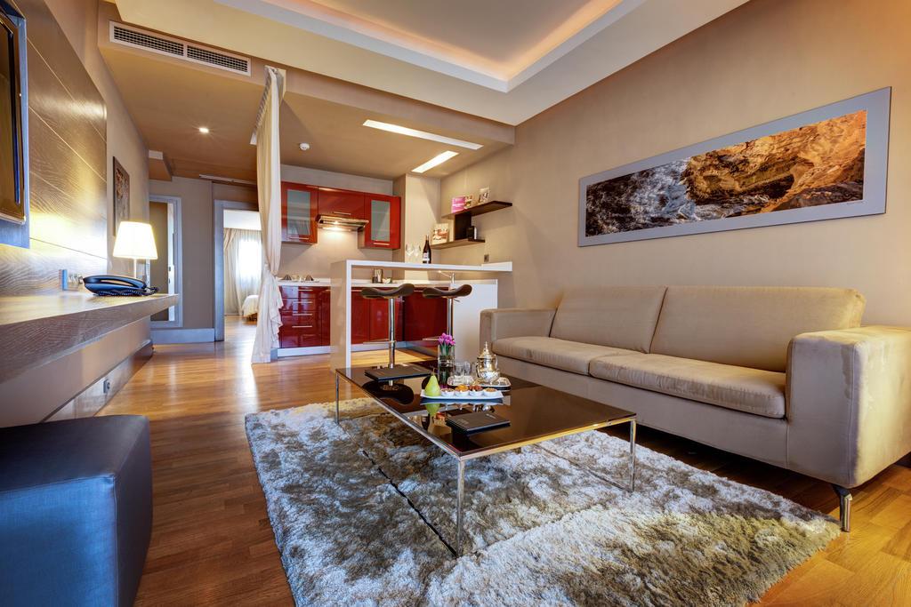 Gray Boutique Hotel الدار البيضاء المظهر الخارجي الصورة A living room in a serviced apartment in Bangkok, Thailand